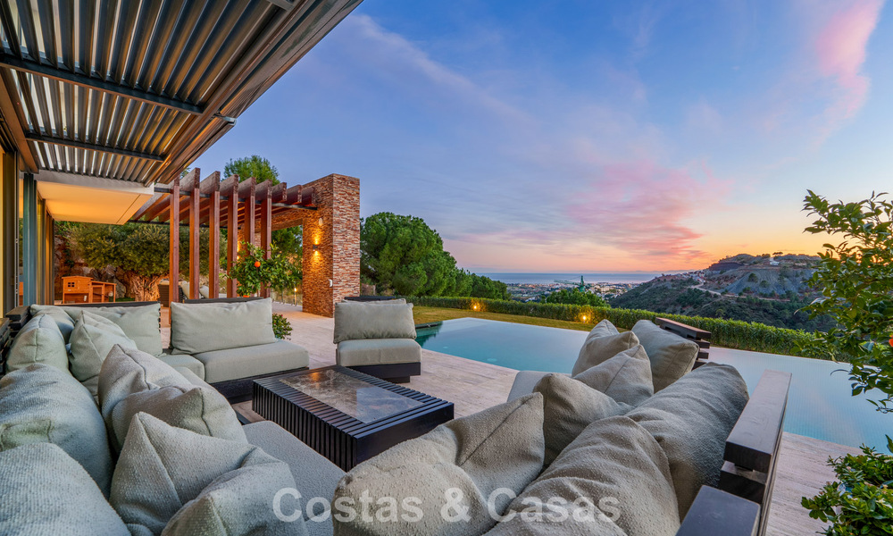 Moderne architecturale villa met zeezicht en een professionele gym te koop in El Madroñal, Benahavís - Marbella 793719