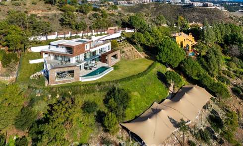 Moderne architecturale villa met zeezicht en een professionele gym te koop in El Madroñal, Benahavís - Marbella 793723