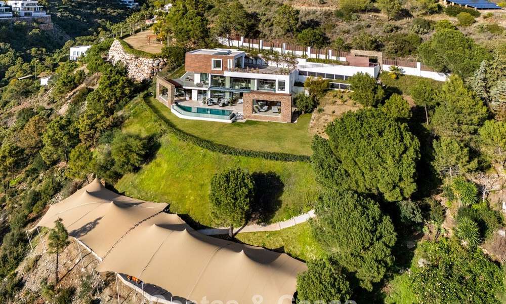 Moderne architecturale villa met zeezicht en een professionele gym te koop in El Madroñal, Benahavís - Marbella 793724