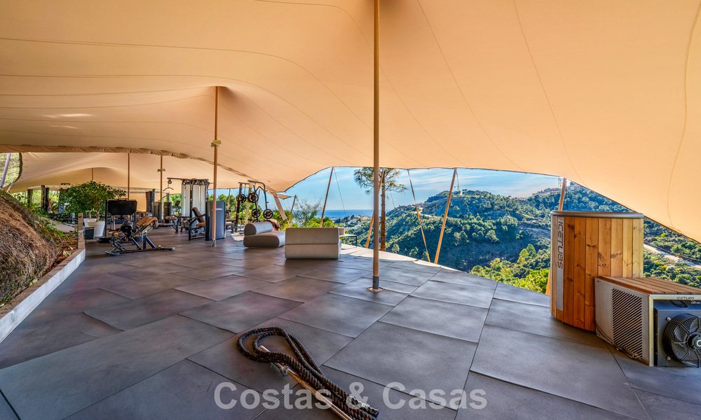 Moderne architecturale villa met zeezicht en een professionele gym te koop in El Madroñal, Benahavís - Marbella 793726