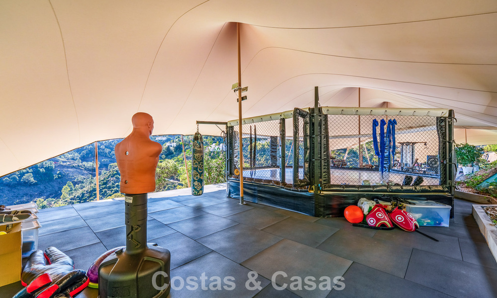 Moderne architecturale villa met zeezicht en een professionele gym te koop in El Madroñal, Benahavís - Marbella 793727