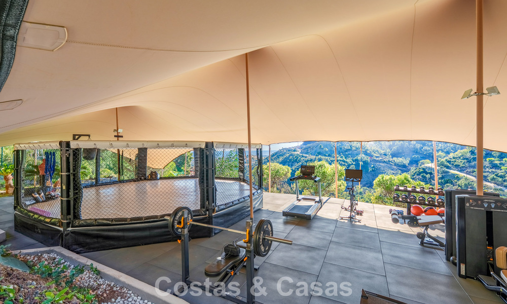 Moderne architecturale villa met zeezicht en een professionele gym te koop in El Madroñal, Benahavís - Marbella 793728