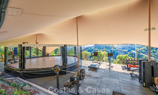 Moderne architecturale villa met zeezicht en een professionele gym te koop in El Madroñal, Benahavís - Marbella 793728 