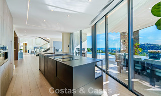 Moderne architecturale villa met zeezicht en een professionele gym te koop in El Madroñal, Benahavís - Marbella 793733 