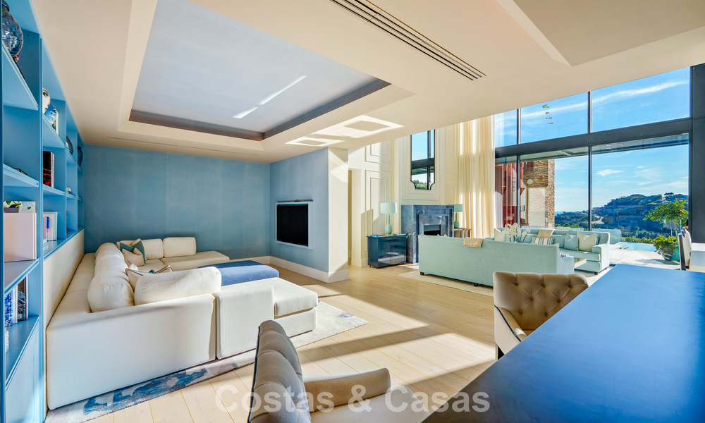 Moderne architecturale villa met zeezicht en een professionele gym te koop in El Madroñal, Benahavís - Marbella 793739