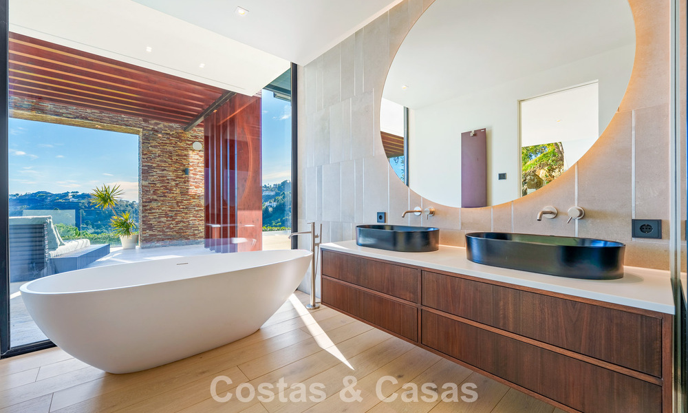 Moderne architecturale villa met zeezicht en een professionele gym te koop in El Madroñal, Benahavís - Marbella 793743