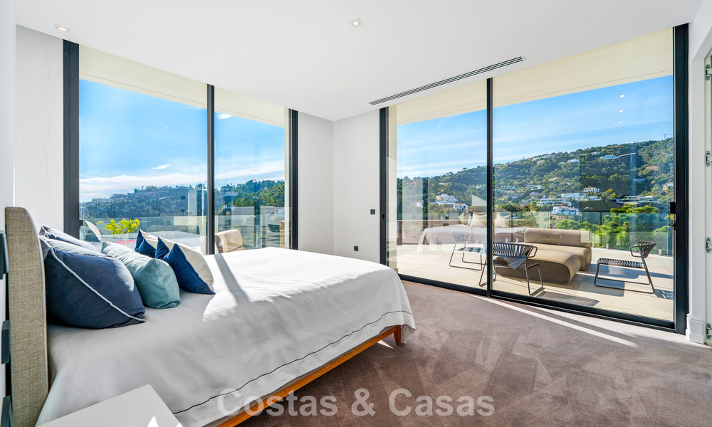 Moderne architecturale villa met zeezicht en een professionele gym te koop in El Madroñal, Benahavís - Marbella 793744