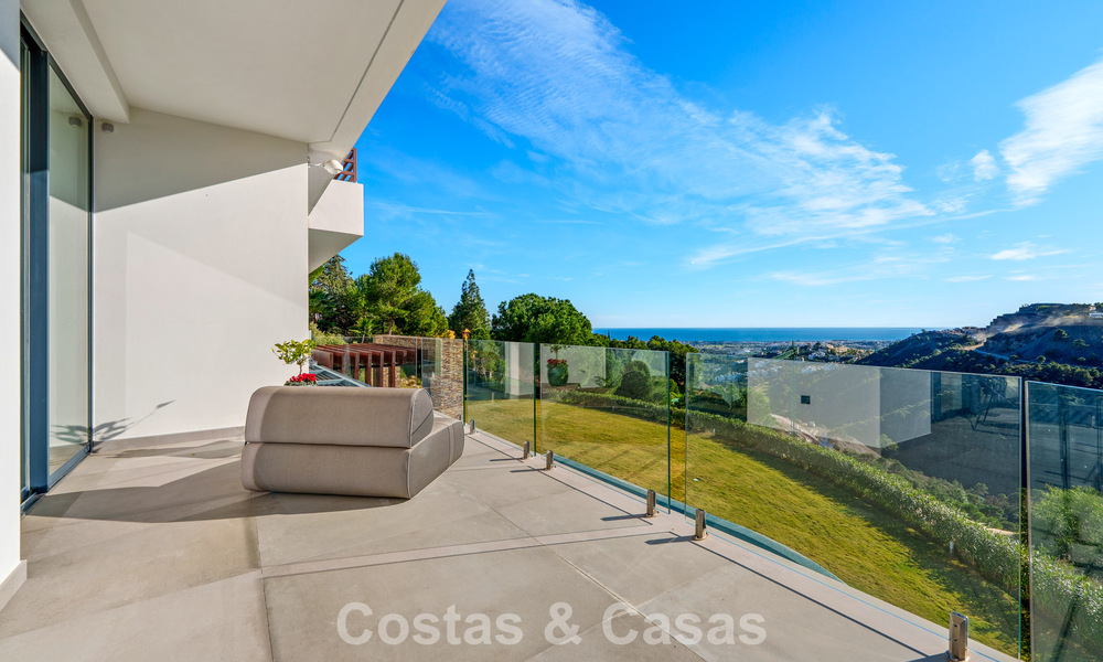 Moderne architecturale villa met zeezicht en een professionele gym te koop in El Madroñal, Benahavís - Marbella 793751