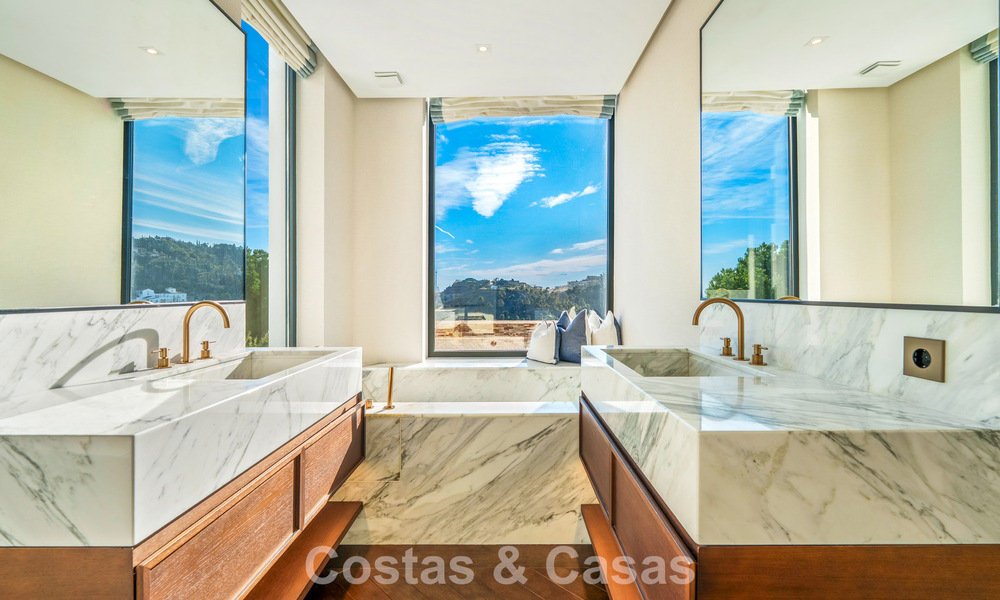 Moderne architecturale villa met zeezicht en een professionele gym te koop in El Madroñal, Benahavís - Marbella 793756