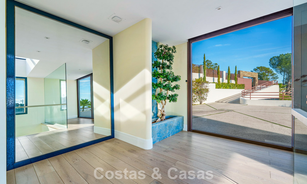 Moderne architecturale villa met zeezicht en een professionele gym te koop in El Madroñal, Benahavís - Marbella 793759