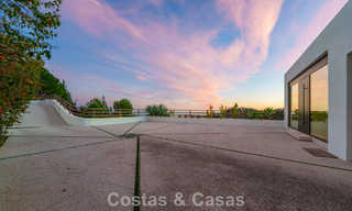 Moderne architecturale villa met zeezicht en een professionele gym te koop in El Madroñal, Benahavís - Marbella 793767 