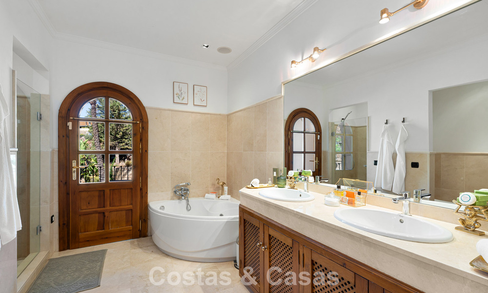 Elegante, Andalusische villa met panoramisch zeezicht te koop in El Madroñal, Benahavís - Marbella 793838