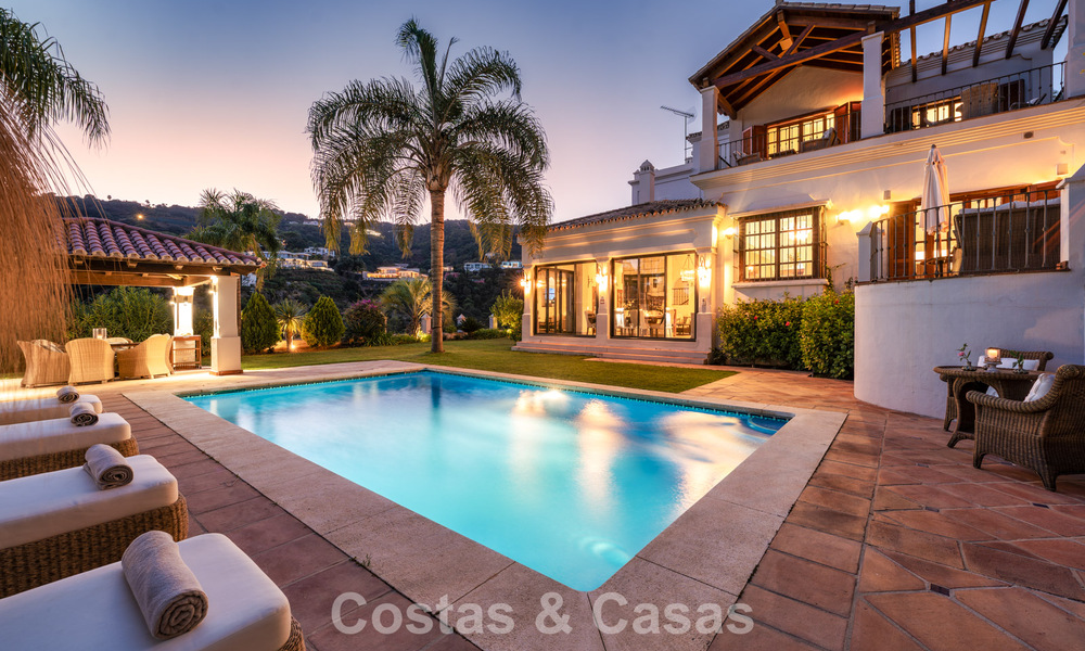 Elegante, Andalusische villa met panoramisch zeezicht te koop in El Madroñal, Benahavís - Marbella 793871