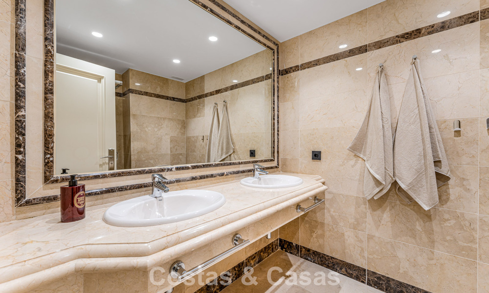 Stijlvol appartement met privétuin te koop in een gated community in Sierra Blanca, Marbella 793880