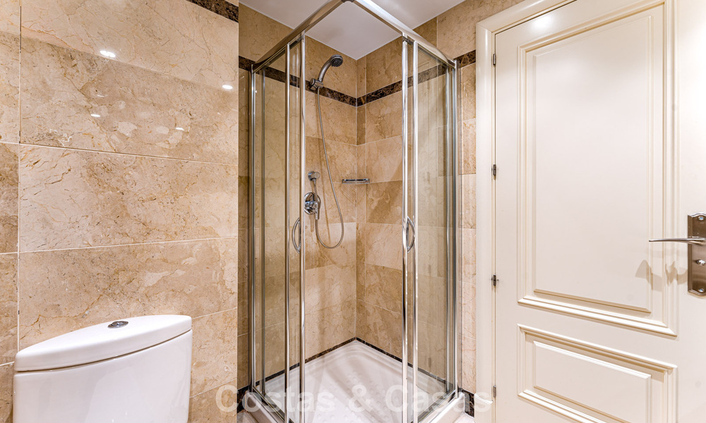 Stijlvol appartement met privétuin te koop in een gated community in Sierra Blanca, Marbella 793881