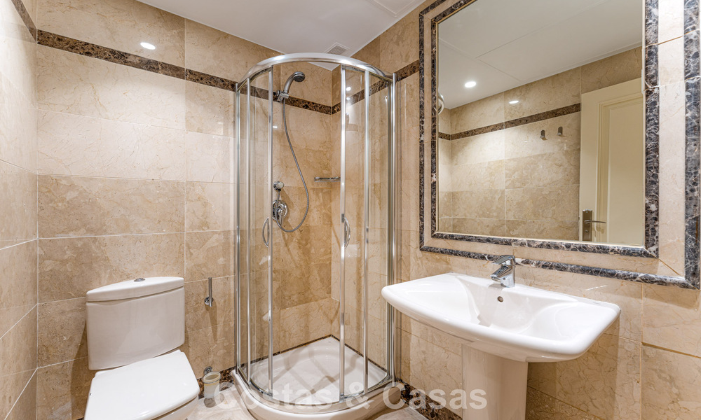 Stijlvol appartement met privétuin te koop in een gated community in Sierra Blanca, Marbella 793883