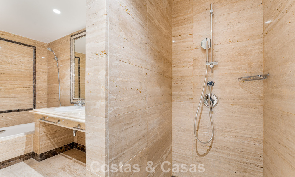 Stijlvol appartement met privétuin te koop in een gated community in Sierra Blanca, Marbella 793891