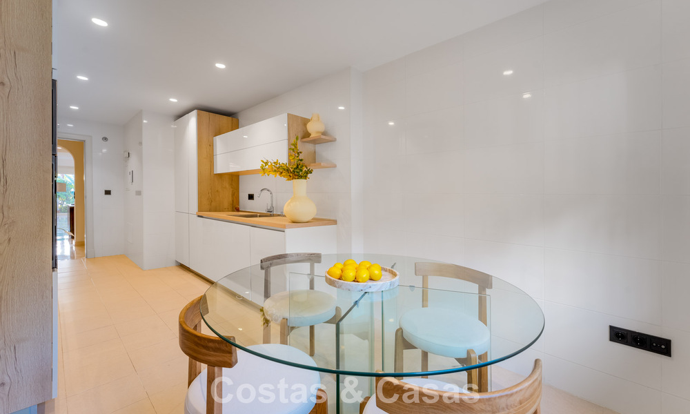 Stijlvol appartement met privétuin te koop in een gated community in Sierra Blanca, Marbella 793899
