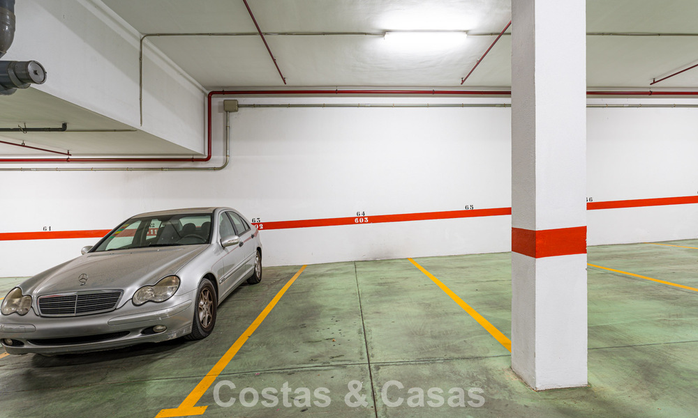 Stijlvol appartement met privétuin te koop in een gated community in Sierra Blanca, Marbella 793901