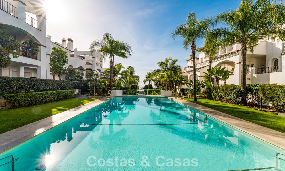 Stijlvol appartement met privétuin te koop in een gated community in Sierra Blanca, Marbella 793902
