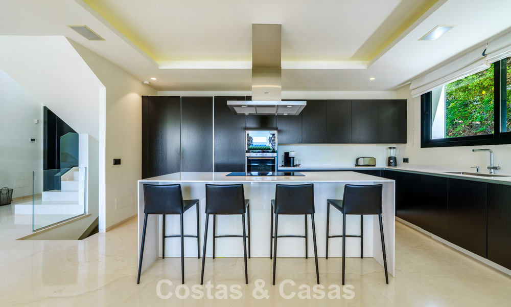 Luxevilla met contemporaine bouwstijl te koop in een beveiligde privé community van Nueva Andalucia, Marbella 793970
