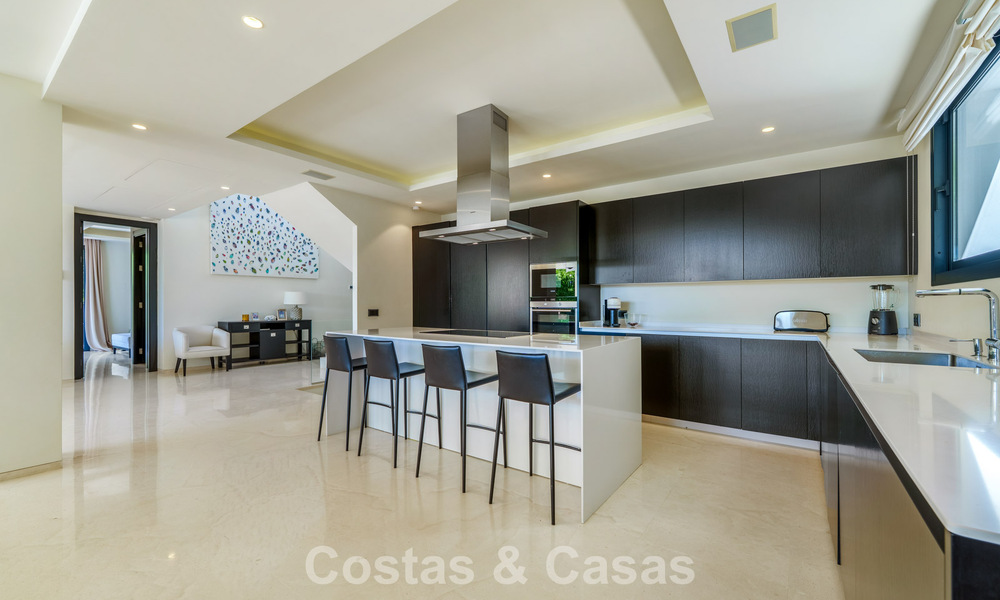 Luxevilla met contemporaine bouwstijl te koop in een beveiligde privé community van Nueva Andalucia, Marbella 793971