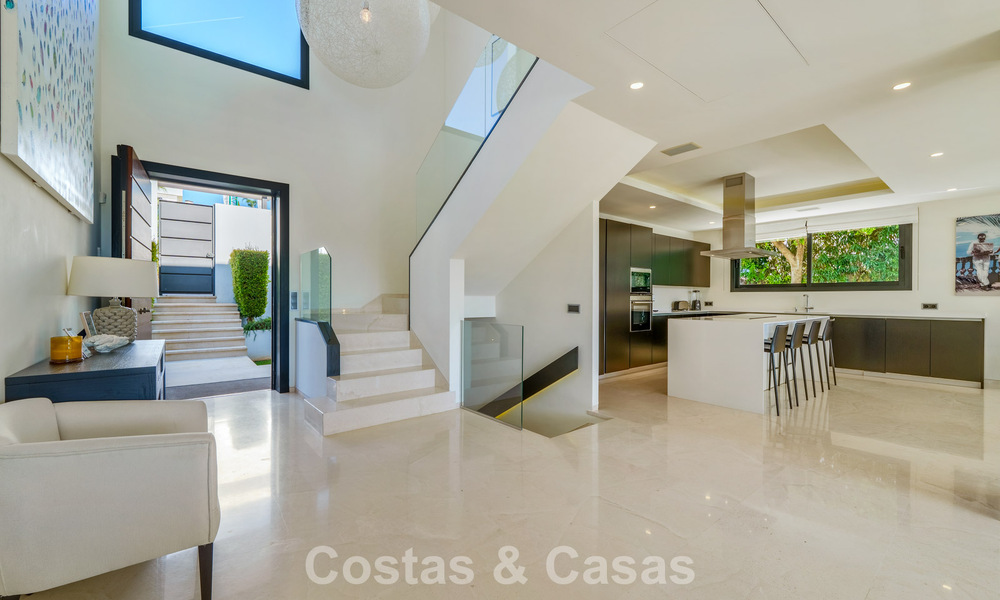 Luxevilla met contemporaine bouwstijl te koop in een beveiligde privé community van Nueva Andalucia, Marbella 793974