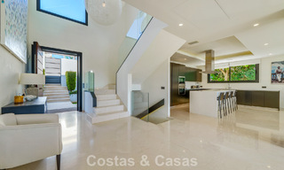 Luxevilla met contemporaine bouwstijl te koop in een beveiligde privé community van Nueva Andalucia, Marbella 793974 