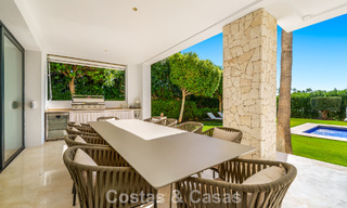Luxevilla met contemporaine bouwstijl te koop in een beveiligde privé community van Nueva Andalucia, Marbella 793978 
