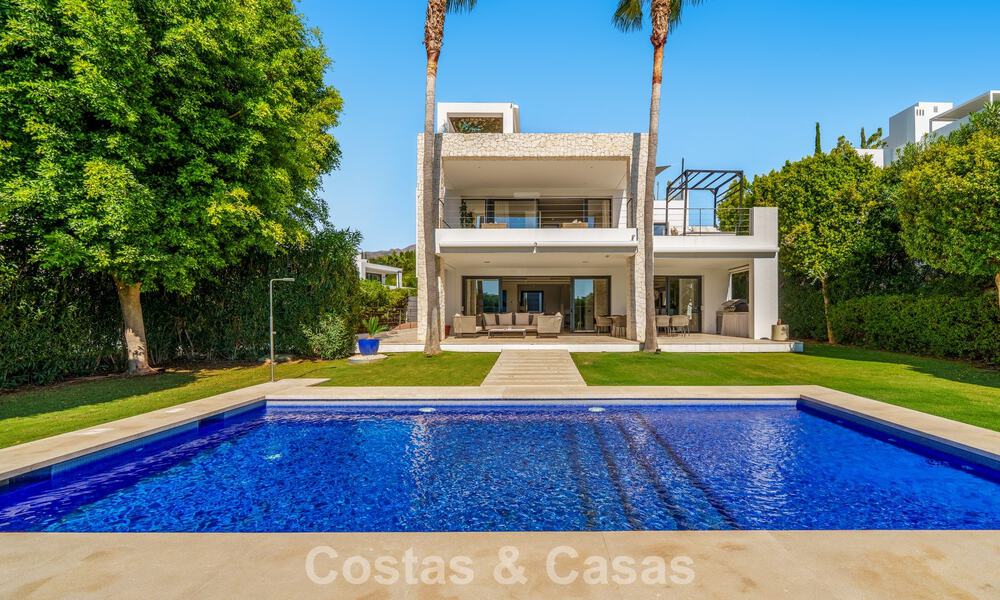Luxevilla met contemporaine bouwstijl te koop in een beveiligde privé community van Nueva Andalucia, Marbella 793981