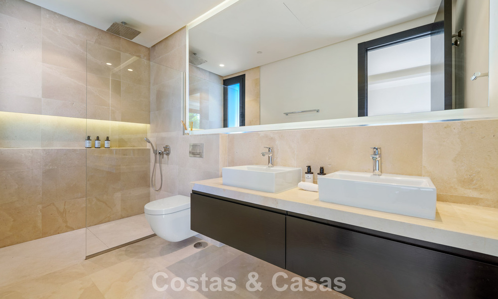 Luxevilla met contemporaine bouwstijl te koop in een beveiligde privé community van Nueva Andalucia, Marbella 793985