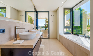 Luxevilla met contemporaine bouwstijl te koop in een beveiligde privé community van Nueva Andalucia, Marbella 793988 