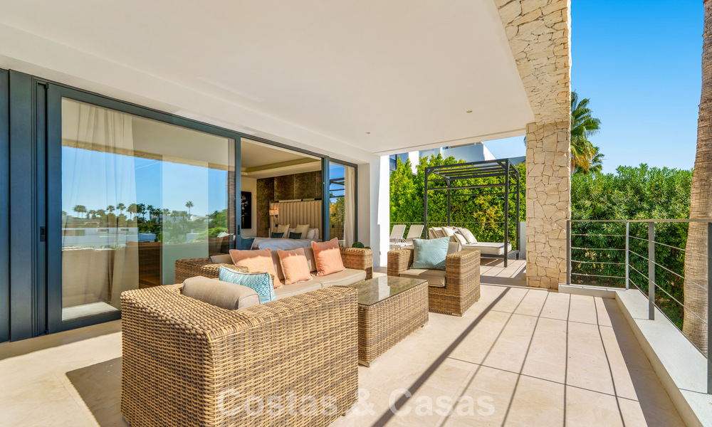 Luxevilla met contemporaine bouwstijl te koop in een beveiligde privé community van Nueva Andalucia, Marbella 793991