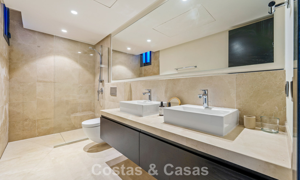 Luxevilla met contemporaine bouwstijl te koop in een beveiligde privé community van Nueva Andalucia, Marbella 793996