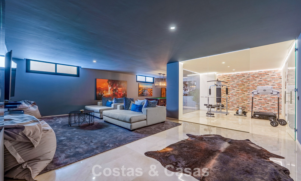 Luxevilla met contemporaine bouwstijl te koop in een beveiligde privé community van Nueva Andalucia, Marbella 793999
