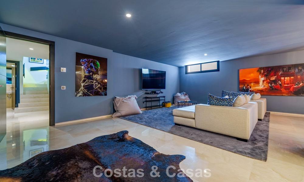 Luxevilla met contemporaine bouwstijl te koop in een beveiligde privé community van Nueva Andalucia, Marbella 794001
