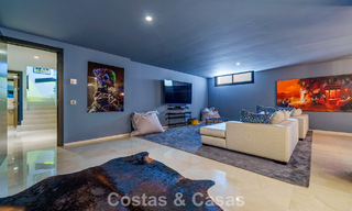 Luxevilla met contemporaine bouwstijl te koop in een beveiligde privé community van Nueva Andalucia, Marbella 794001 