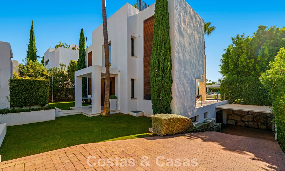 Luxevilla met contemporaine bouwstijl te koop in een beveiligde privé community van Nueva Andalucia, Marbella 794004