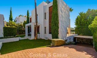 Luxevilla met contemporaine bouwstijl te koop in een beveiligde privé community van Nueva Andalucia, Marbella 794004 