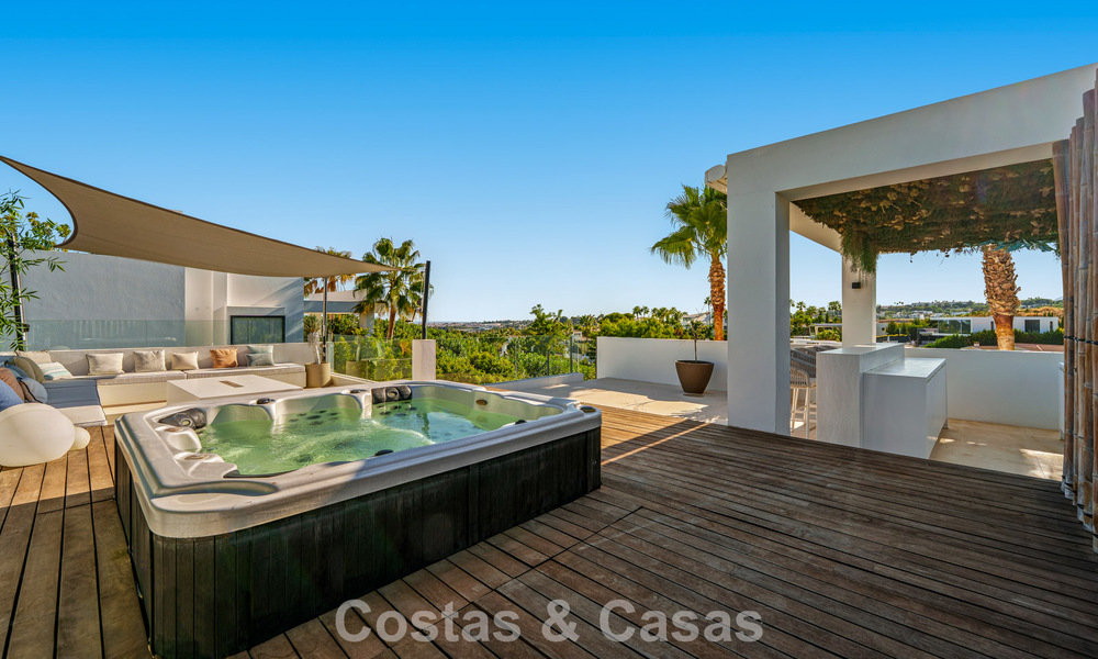 Luxevilla met contemporaine bouwstijl te koop in een beveiligde privé community van Nueva Andalucia, Marbella 794006