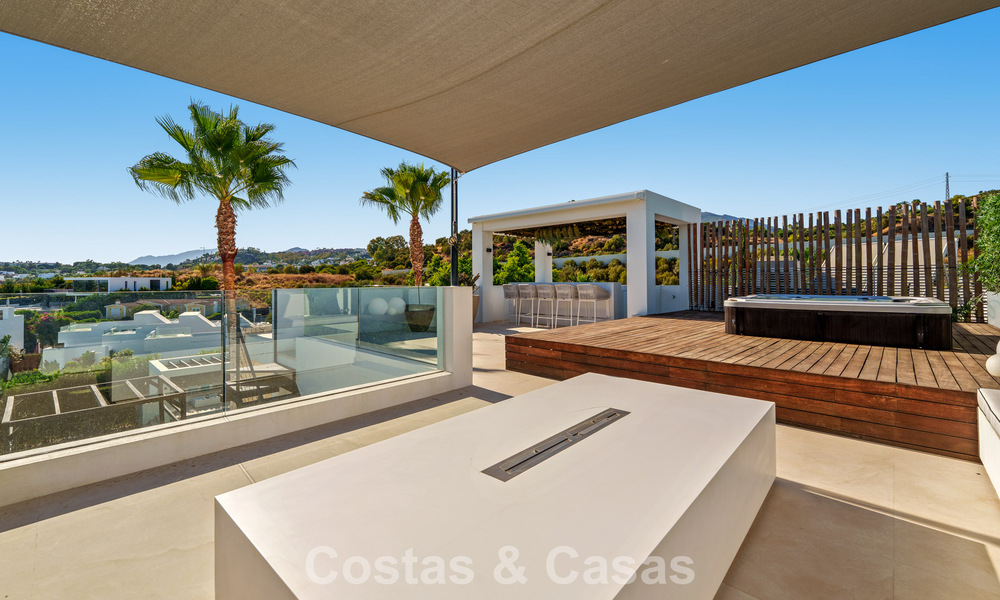 Luxevilla met contemporaine bouwstijl te koop in een beveiligde privé community van Nueva Andalucia, Marbella 794010
