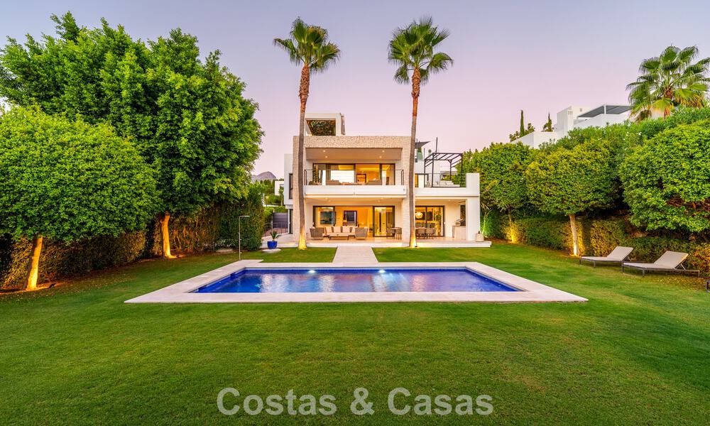 Luxevilla met contemporaine bouwstijl te koop in een beveiligde privé community van Nueva Andalucia, Marbella 794011