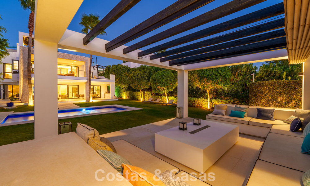 Luxevilla met contemporaine bouwstijl te koop in een beveiligde privé community van Nueva Andalucia, Marbella 794014