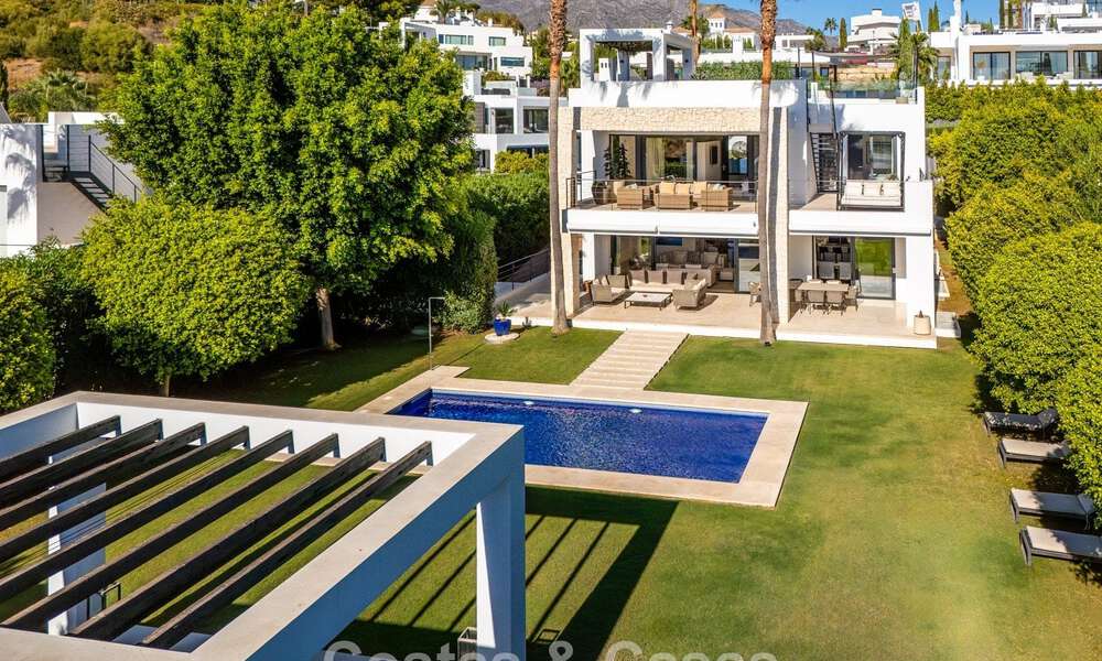 Luxevilla met contemporaine bouwstijl te koop in een beveiligde privé community van Nueva Andalucia, Marbella 794019