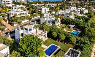 Luxevilla met contemporaine bouwstijl te koop in een beveiligde privé community van Nueva Andalucia, Marbella 794020 