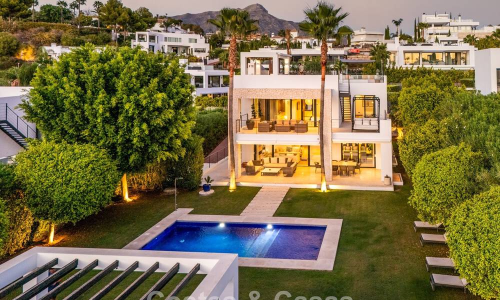 Luxevilla met contemporaine bouwstijl te koop in een beveiligde privé community van Nueva Andalucia, Marbella 794021