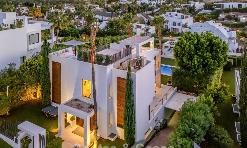 Luxevilla met contemporaine bouwstijl te koop in een beveiligde privé community van Nueva Andalucia, Marbella 794022