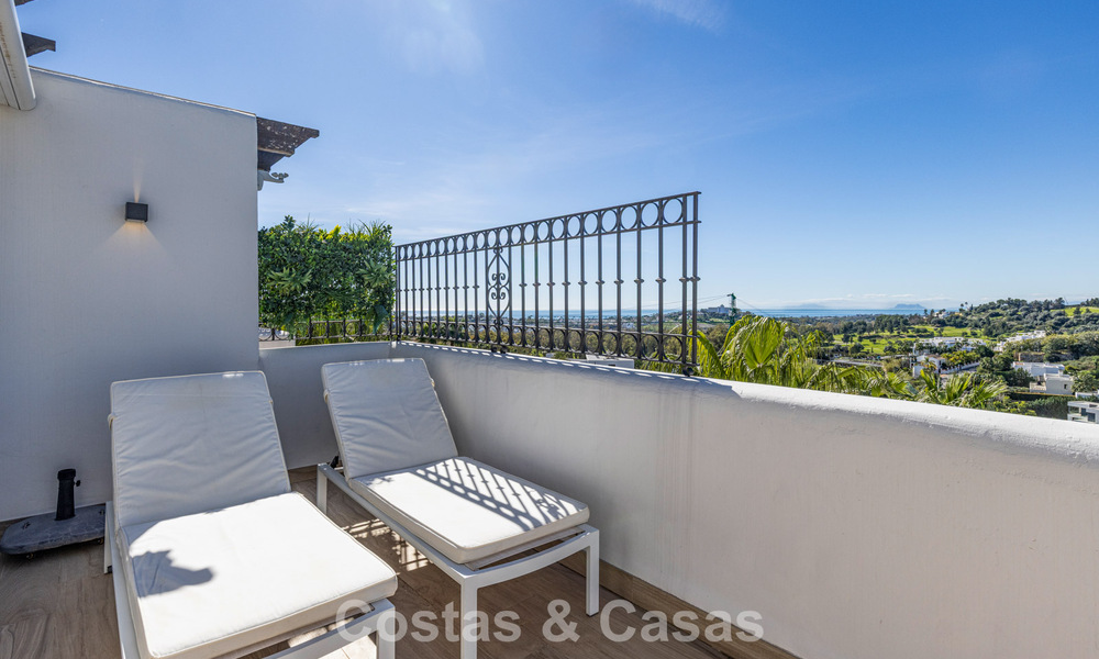 Gerenoveerd penthouse met 3 slaapkamers in beveiligde gemeenschap met uitzicht op zee en golfbaan in Marbella - Benahavis 793290