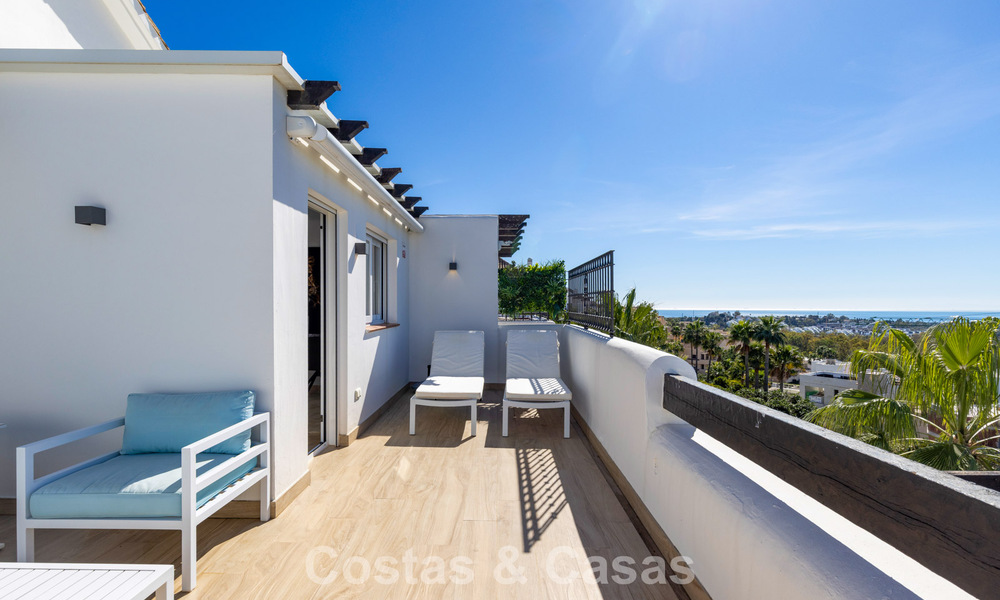 Gerenoveerd penthouse met 3 slaapkamers in beveiligde gemeenschap met uitzicht op zee en golfbaan in Marbella - Benahavis 793292