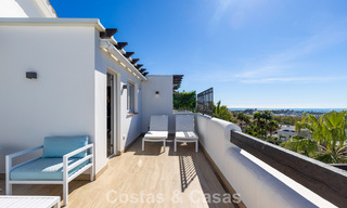 Gerenoveerd penthouse met 3 slaapkamers in beveiligde gemeenschap met uitzicht op zee en golfbaan in Marbella - Benahavis 793292 
